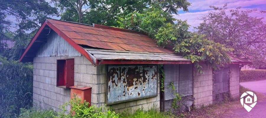 An abandoned property on the side of the road.