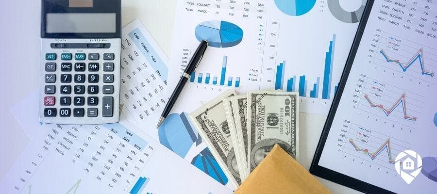 Real estate investment planning with cash flow charts, calculator, and rental income strategy tools.