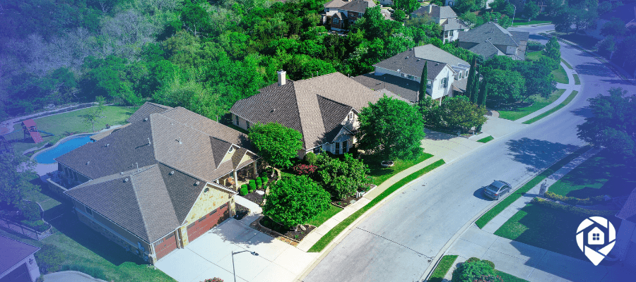 Aerial view of residential homes in Florida, representing remote land investing in the US by foreign investors.