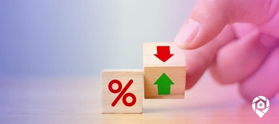 A percentage dice and a dice with a down arrow and up arrow showing the fluctuations of a rental property rate of return.