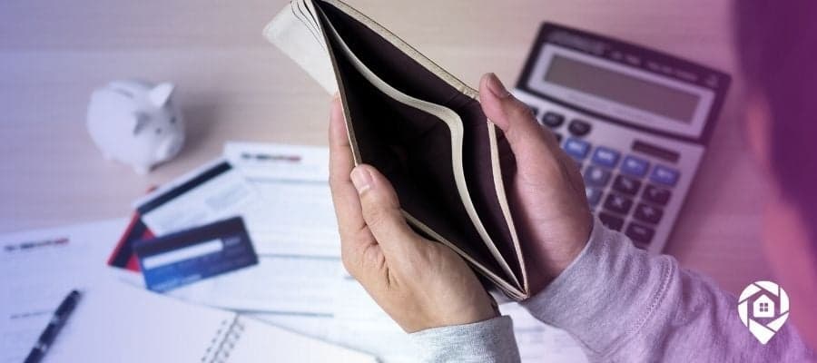A real estate investor with an empty wallet showing how you can invest with no money.