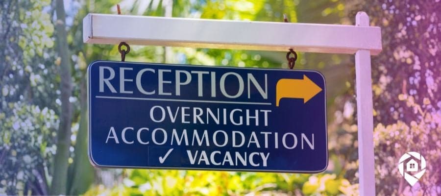 Hotel sign with "vacancy" checked